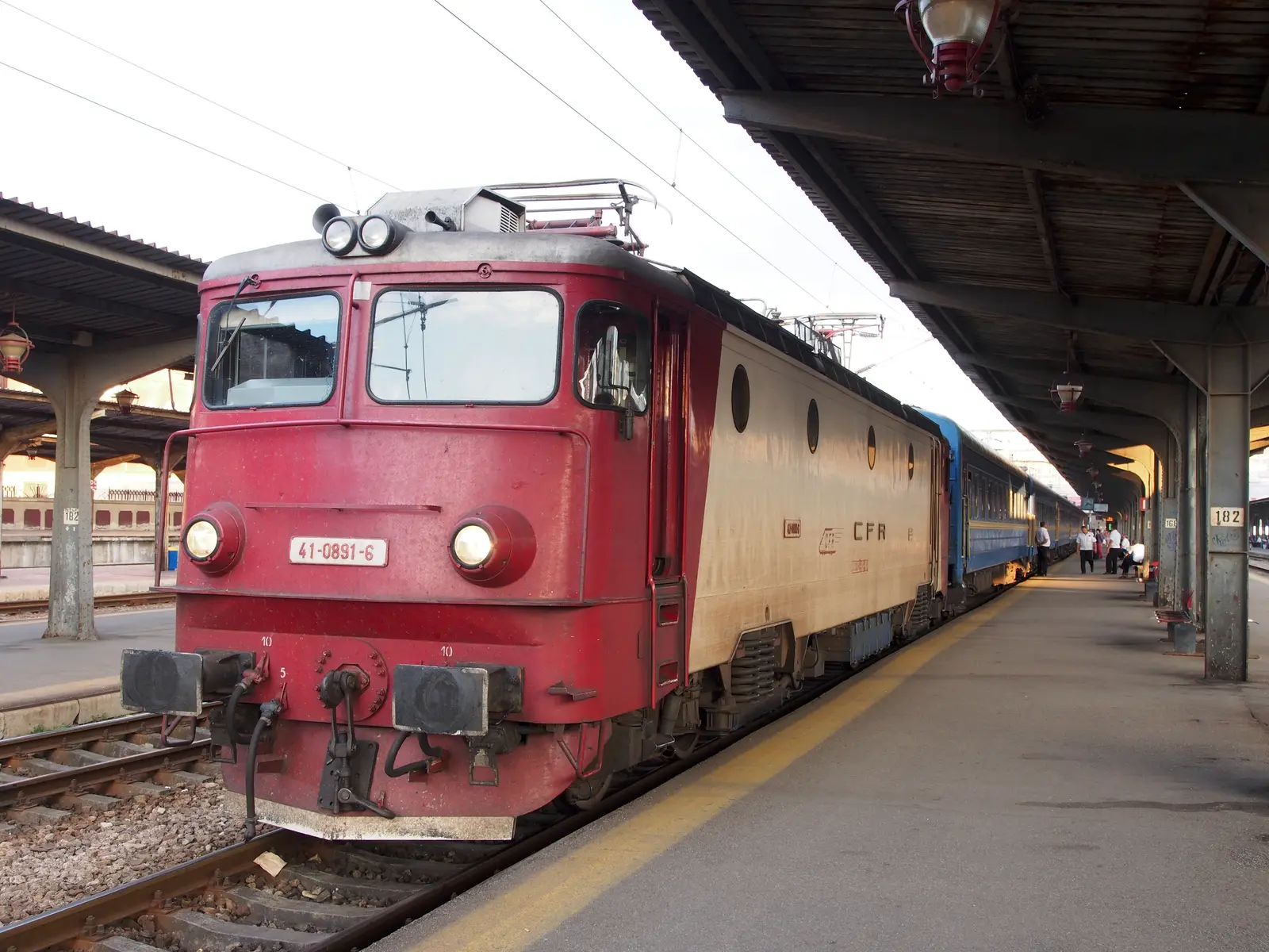 The blue and grey carriages of the Prietenia night train standing at a platform, the direct sleeper that links Bucharest with Chisinau overnight